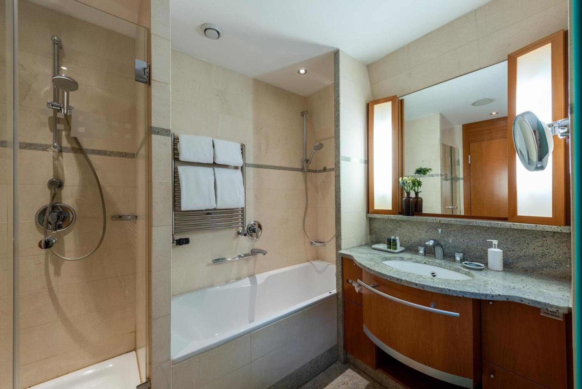 Precise Resort Bad Saarow-Pieskow Quarto foto A bathroom with a shower and a bathtub