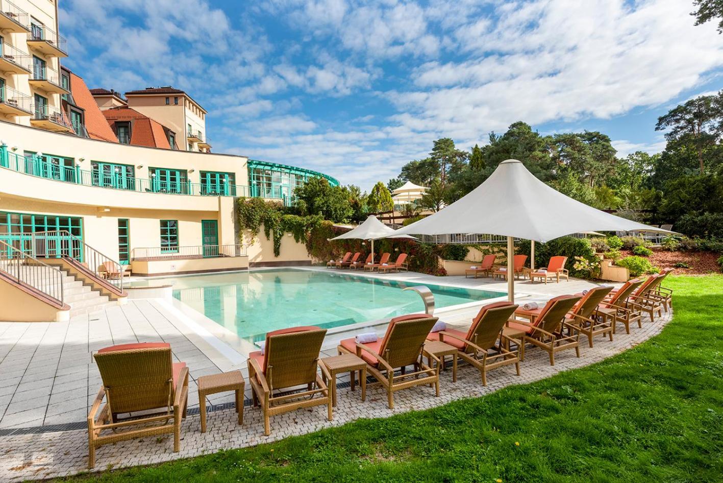 Precise Resort Bad Saarow-Pieskow Exterior foto The outdoor pool at the Hotel de la Plage