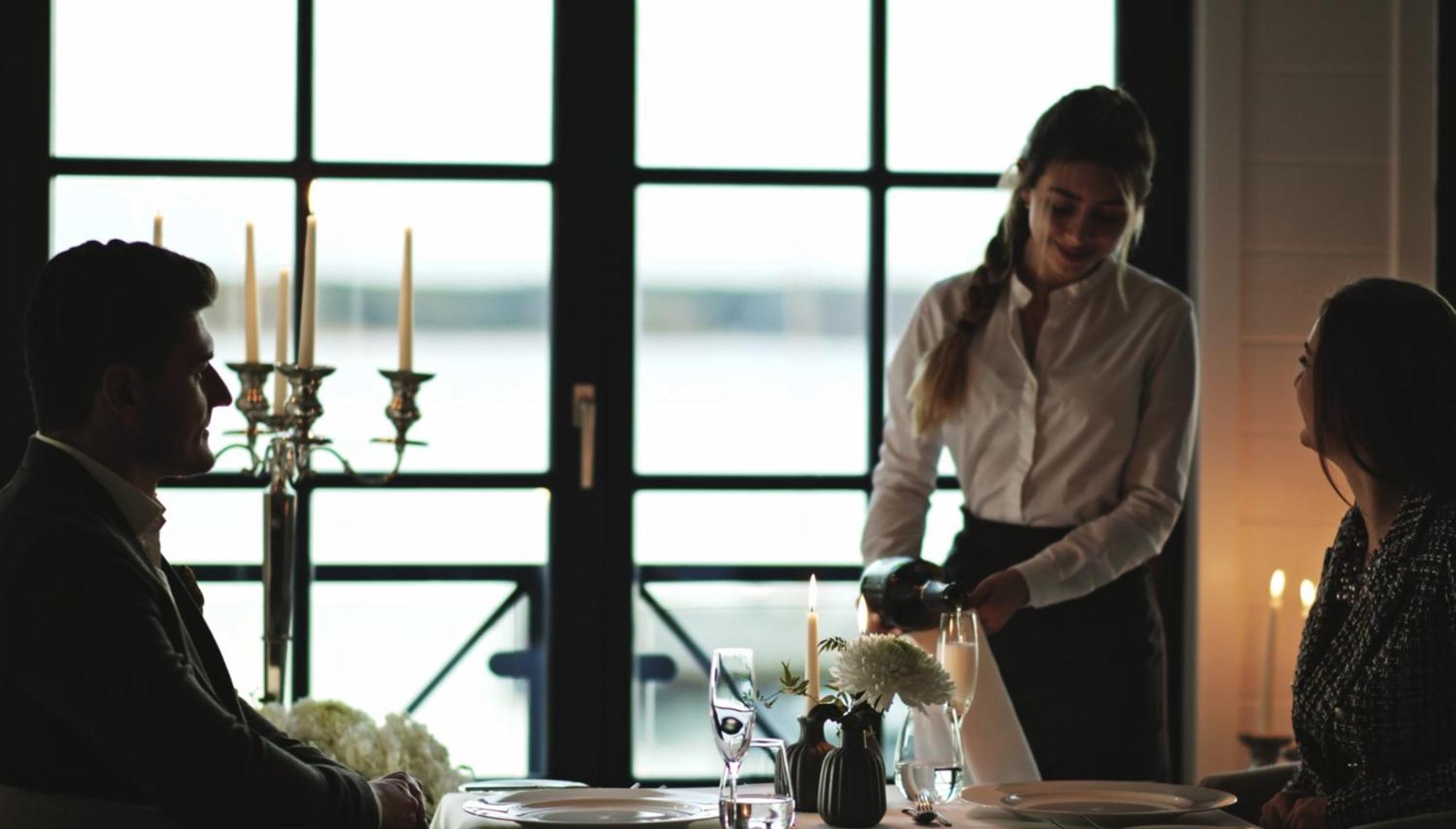Precise Resort Bad Saarow-Pieskow Exterior foto A restaurant hostess